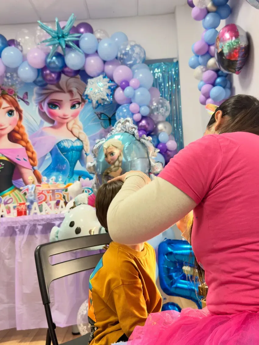 Fondo azul y blanco para bautizo con globos y una cruz dorada que dice 
