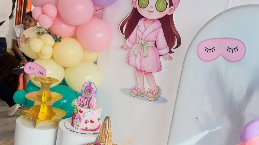 Fondo azul y blanco para bautizo con globos y una cruz dorada que dice 