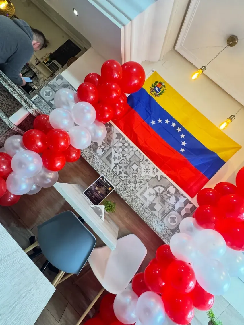 Fondo azul y blanco para bautizo con globos y una cruz dorada que dice 