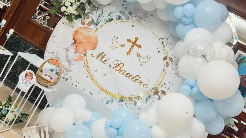 Fondo azul y blanco para bautizo con globos y una cruz dorada que dice 