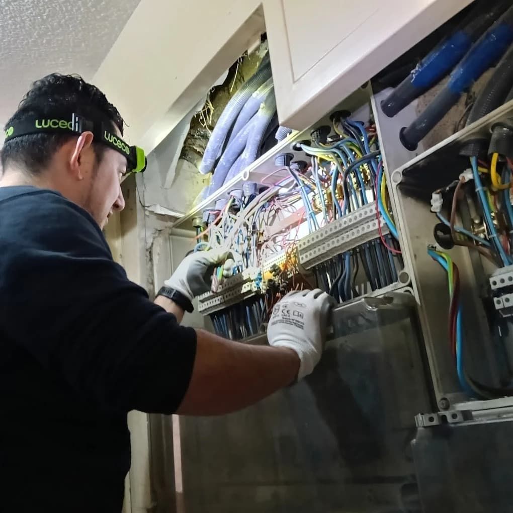 Técnico arreglando instalación eléctrica