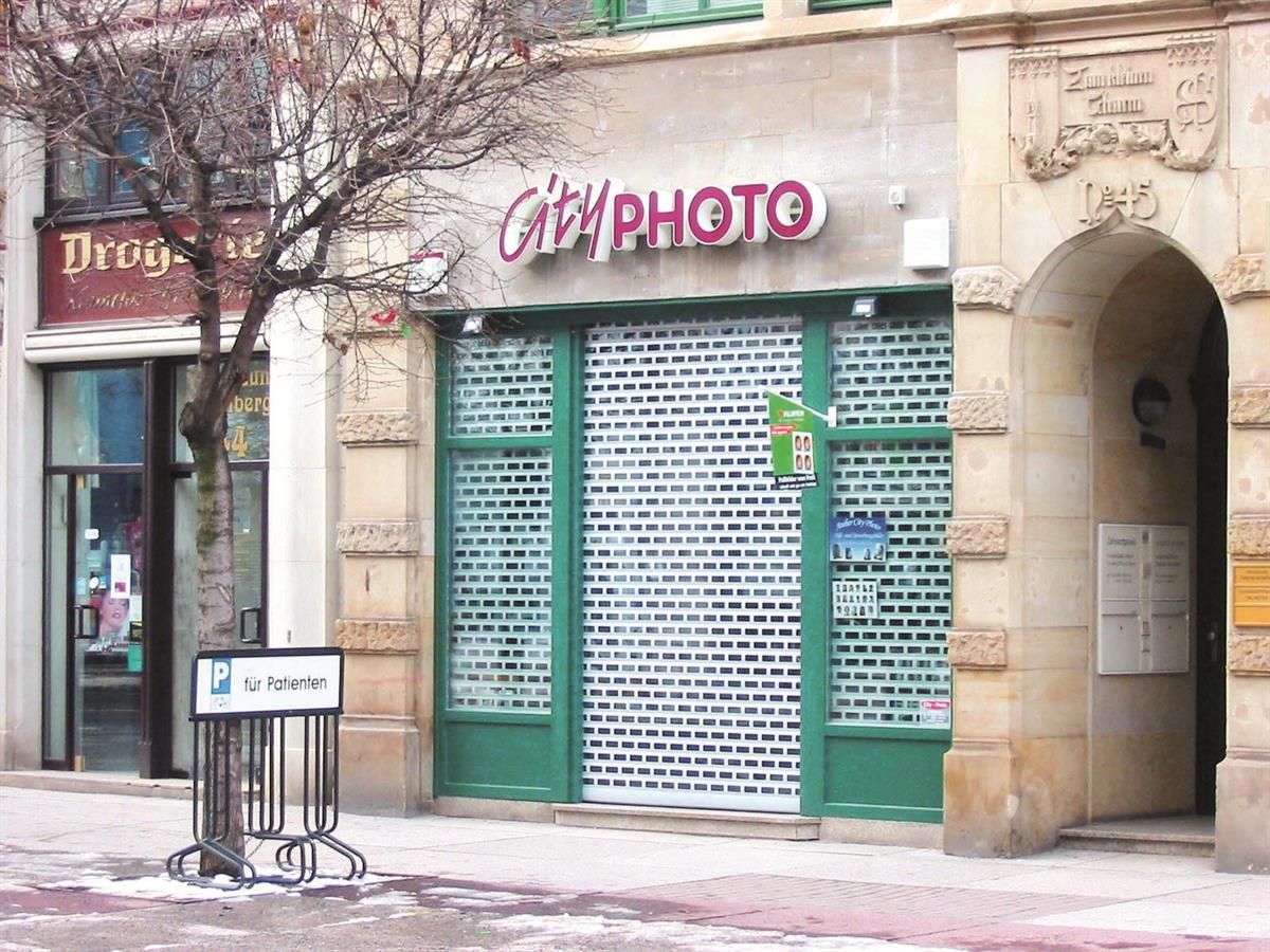 Eine Ladenfront mit einem Schild mit der Aufschrift „Stadtfoto“