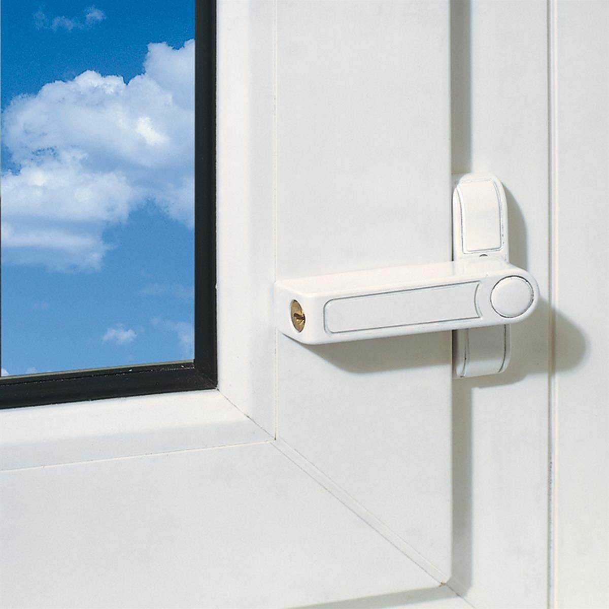 Ein weißes Fenster mit einem weißen Griff darauf