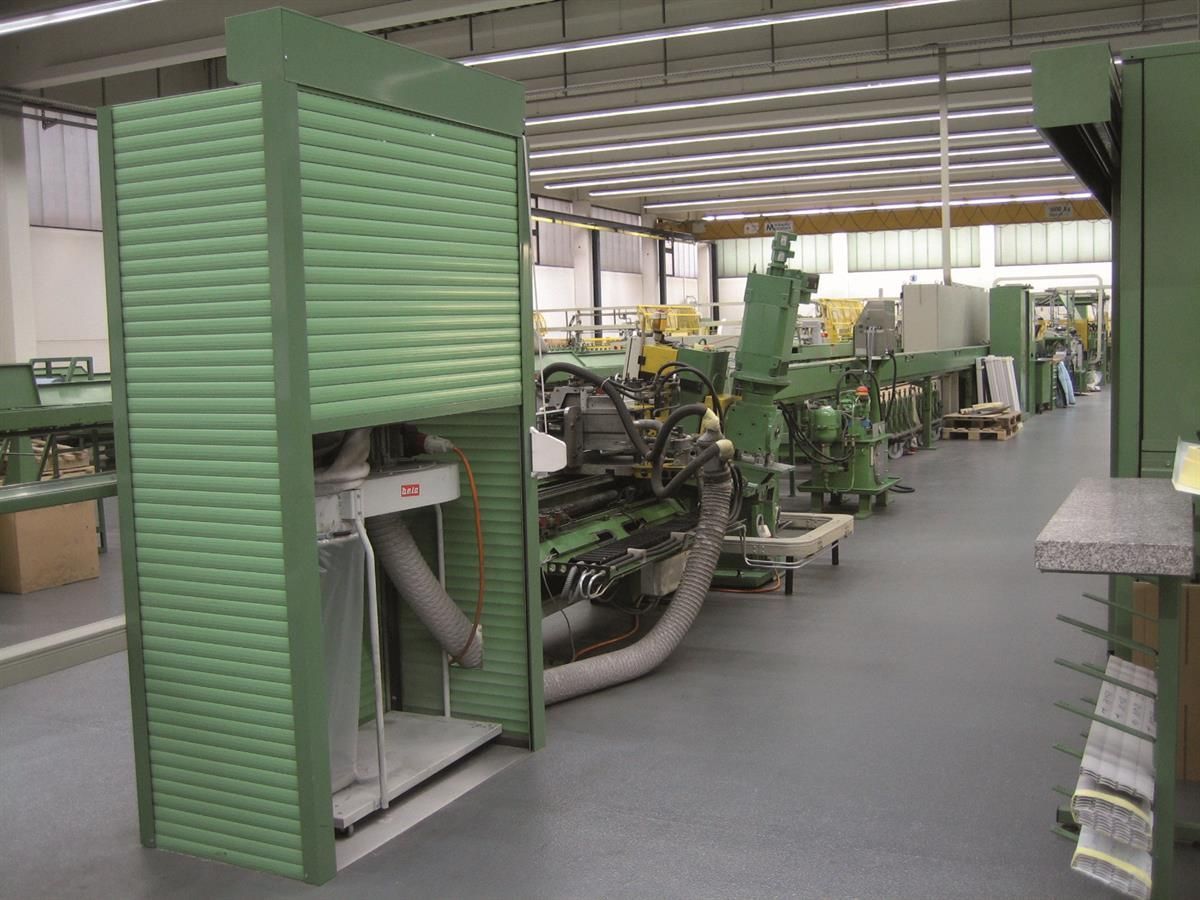 Eine grüne Maschine, aus der ein Schlauch herauskommt