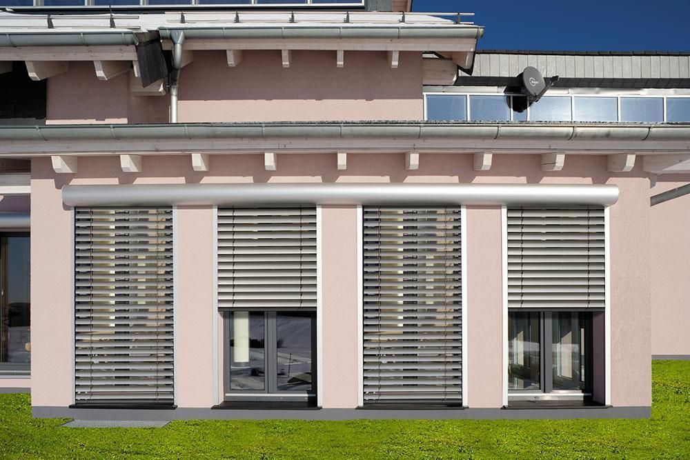 Ein Haus mit vielen Fenstern und Jalousien