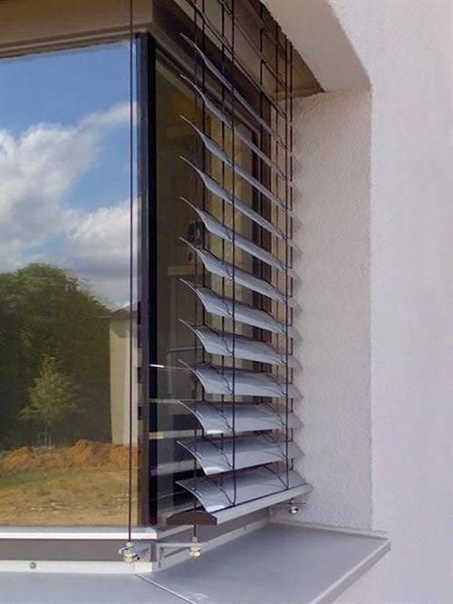 Ein Fenster mit einer Spiegelung des Himmels darin