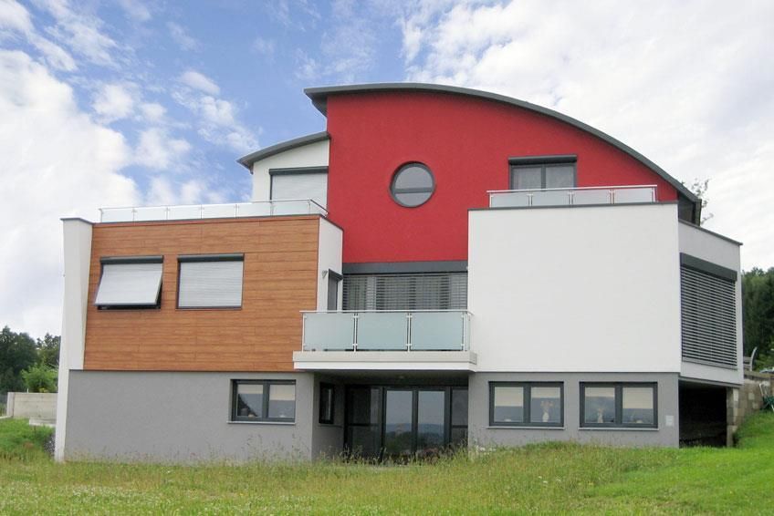 Ein großes Haus mit einer rot-weißen Fassade