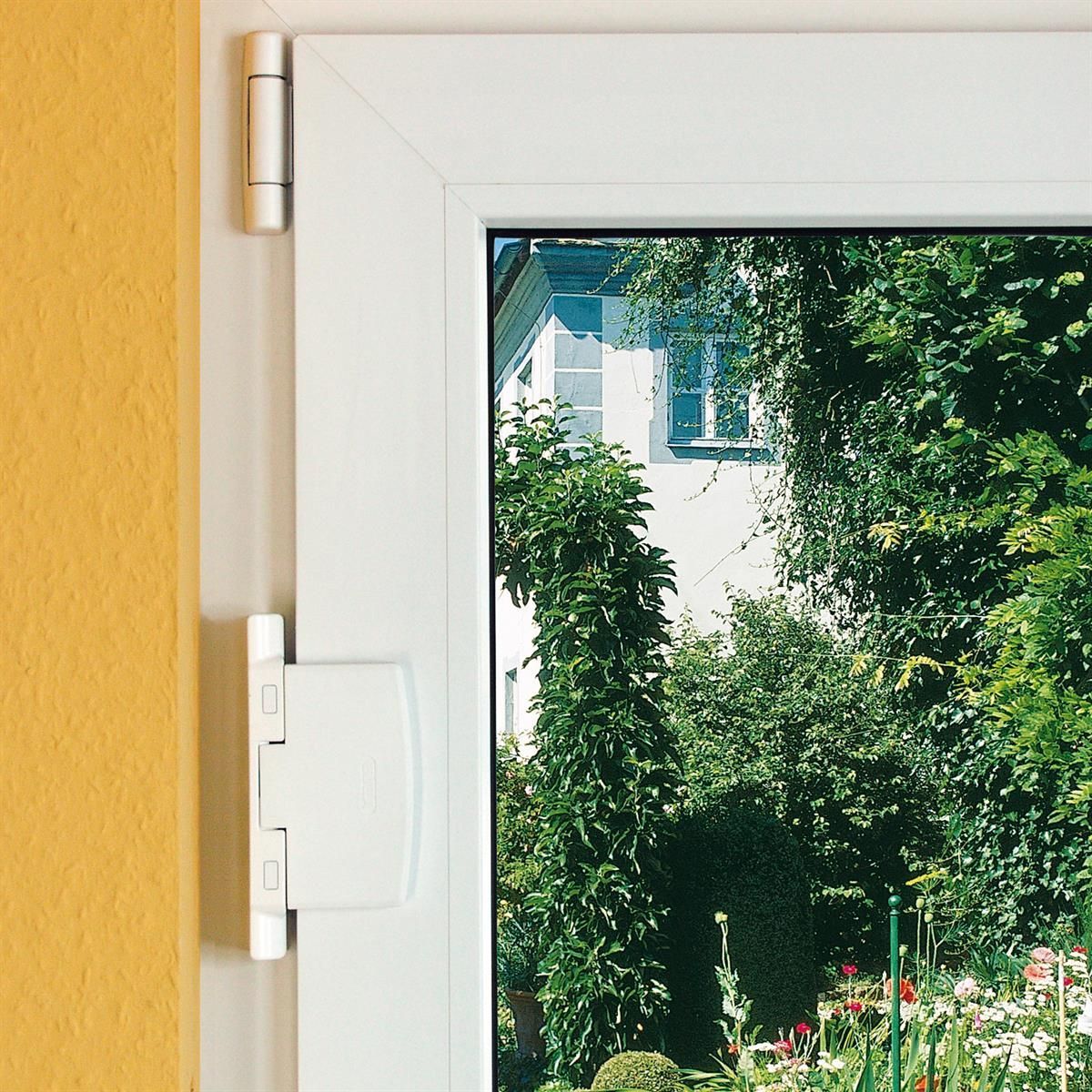 Ein weißes Fenster mit einer gelben Wand dahinter