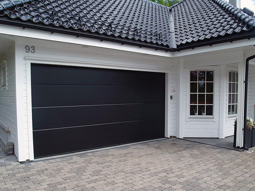 Ein schwarzes Garagentor mit der Nummer 93 darauf