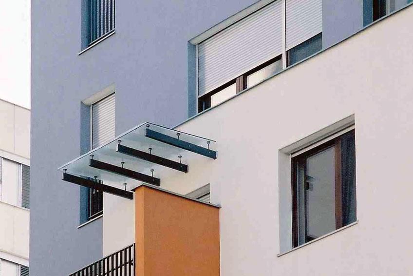 Ein Gebäude mit Balkon und Fensterläden