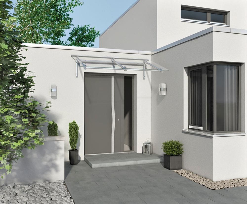 Ein weißes Haus mit einer grauen Tür und einem Fenster