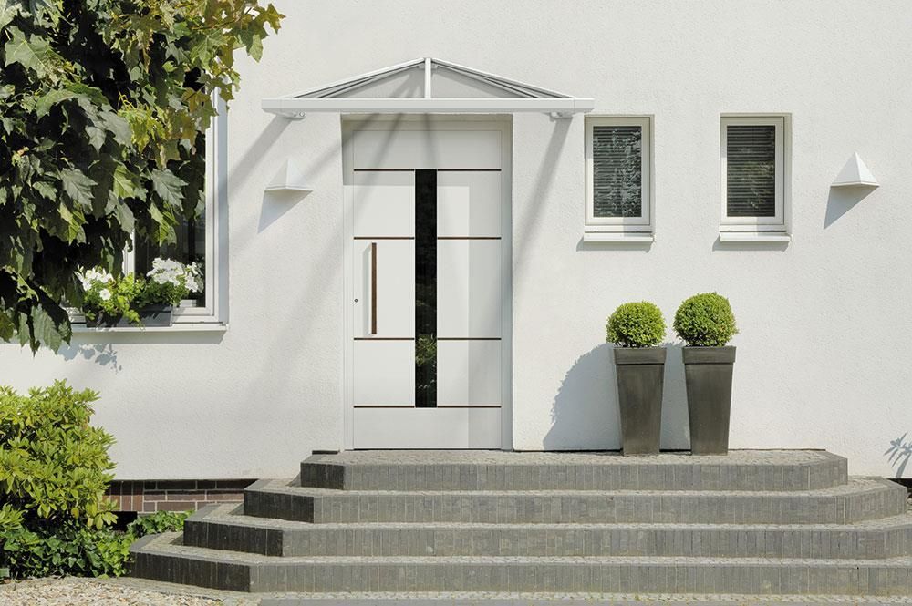 Ein weißes Haus mit Treppen, die zur Haustür führen