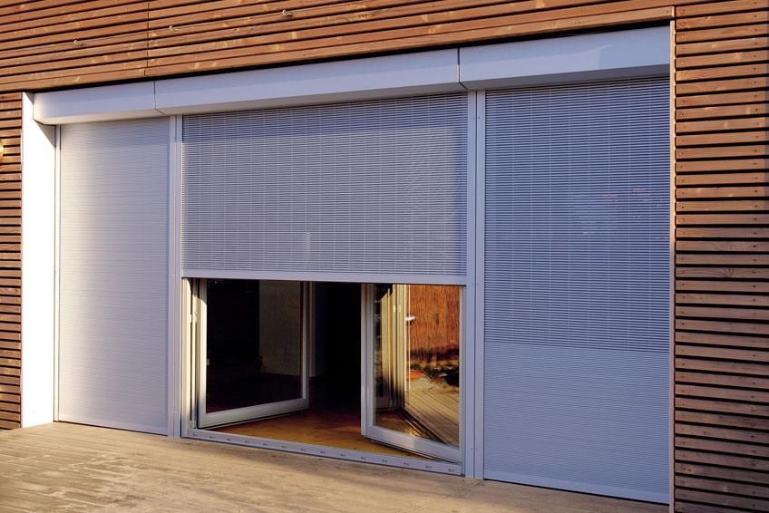 Ein Garagentor mit der Spiegelung eines Hauses darin