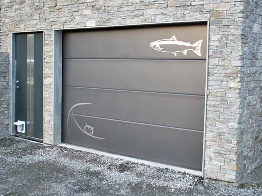 Ein Garagentor mit einem Bild eines Fisches darauf
