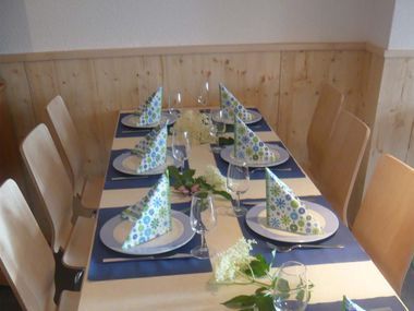 Treberwurstessen - Bruni Brennerei GmbH - Amsoldingen