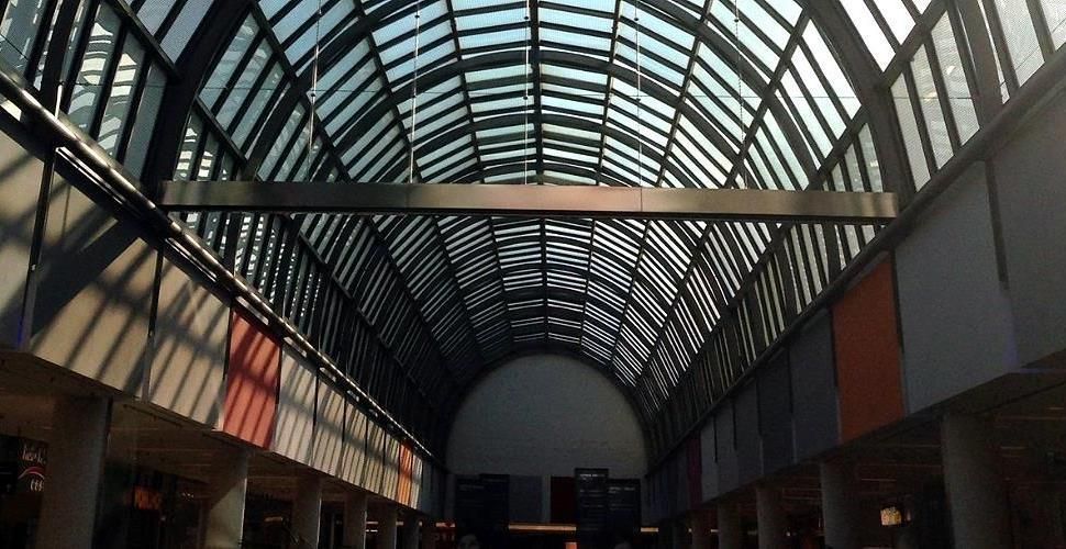 Das Innere eines Gebäudes mit einem Glasdach