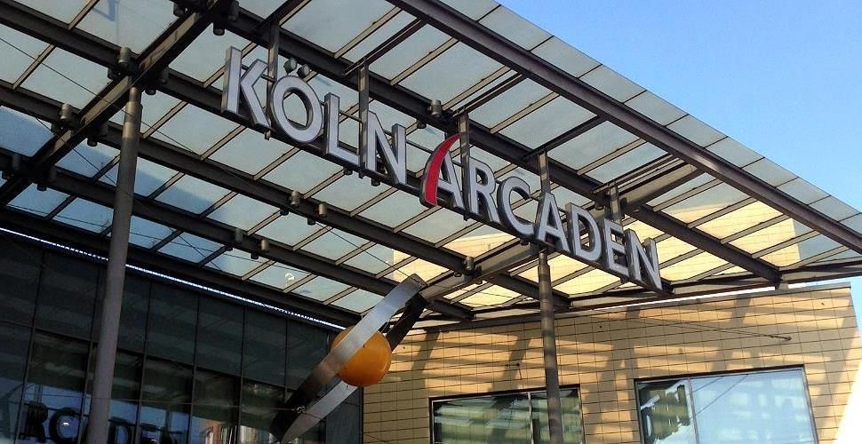 Ein Gebäude mit der Aufschrift Köln Arcaden