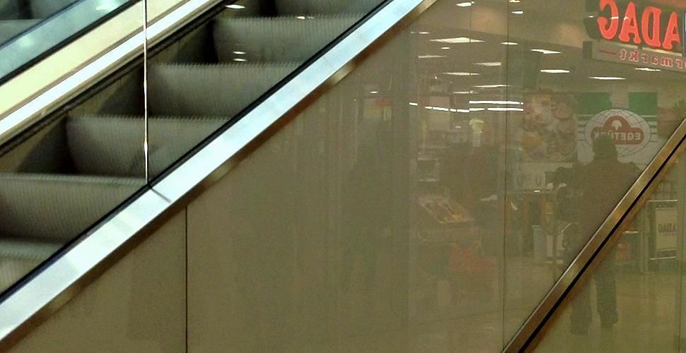 Eine Rolltreppe mit einem Schild mit der Aufschrift „Dada“ darauf