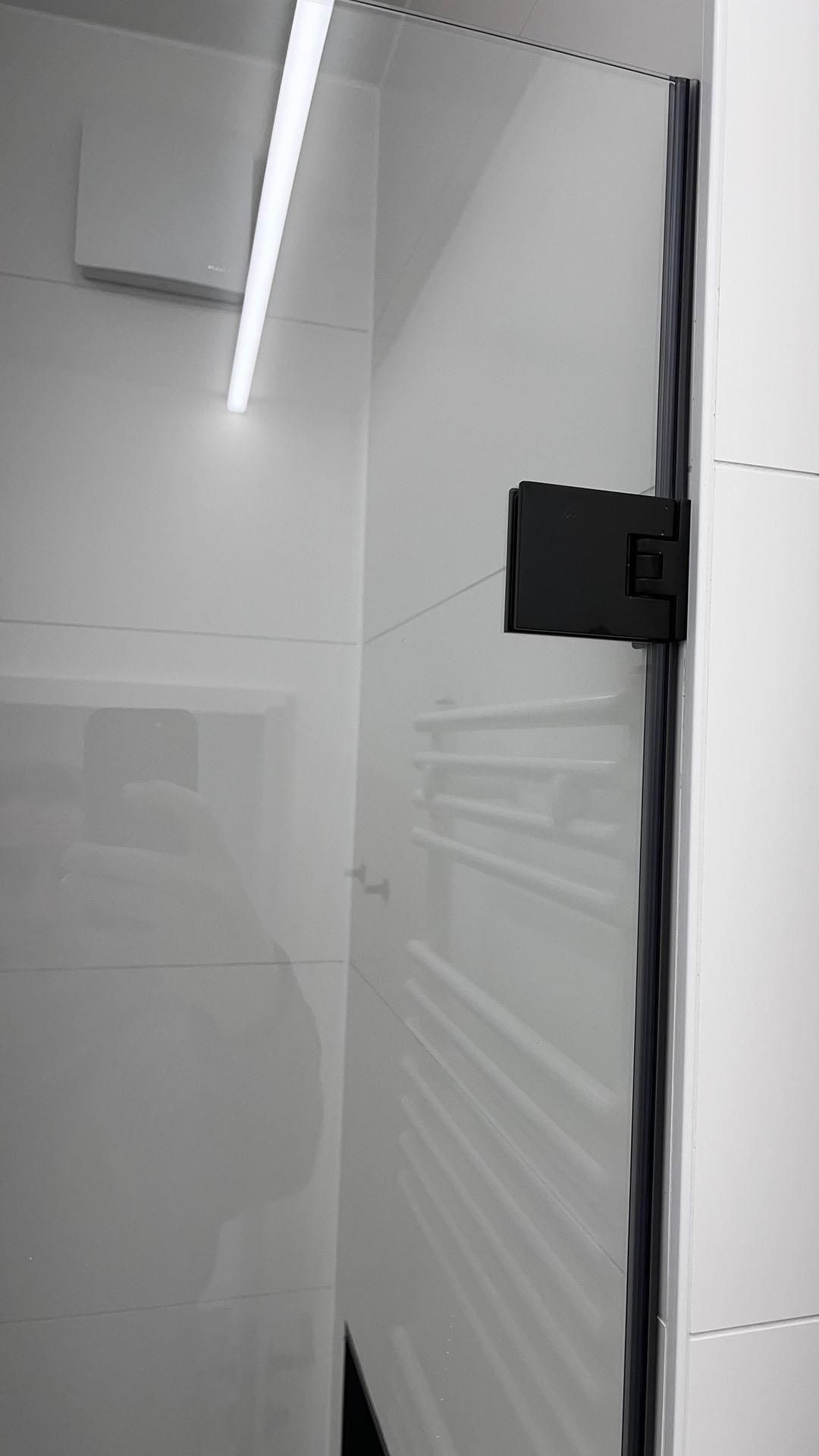 Ein Badezimmer mit Handtuchhalter und Spiegel.