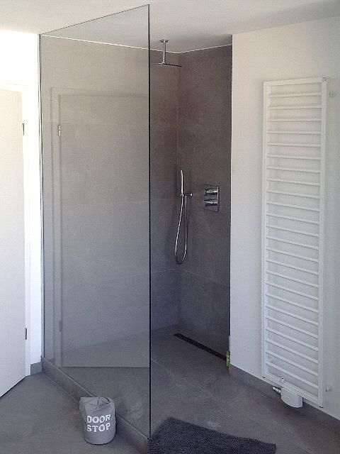 Ein Badezimmer mit ebenerdiger Dusche und einem Schild mit der Aufschrift „Nicht anhalten“