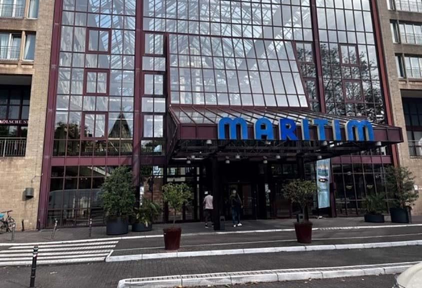 Ein großes Gebäude mit dem Wort „maritim“ darauf