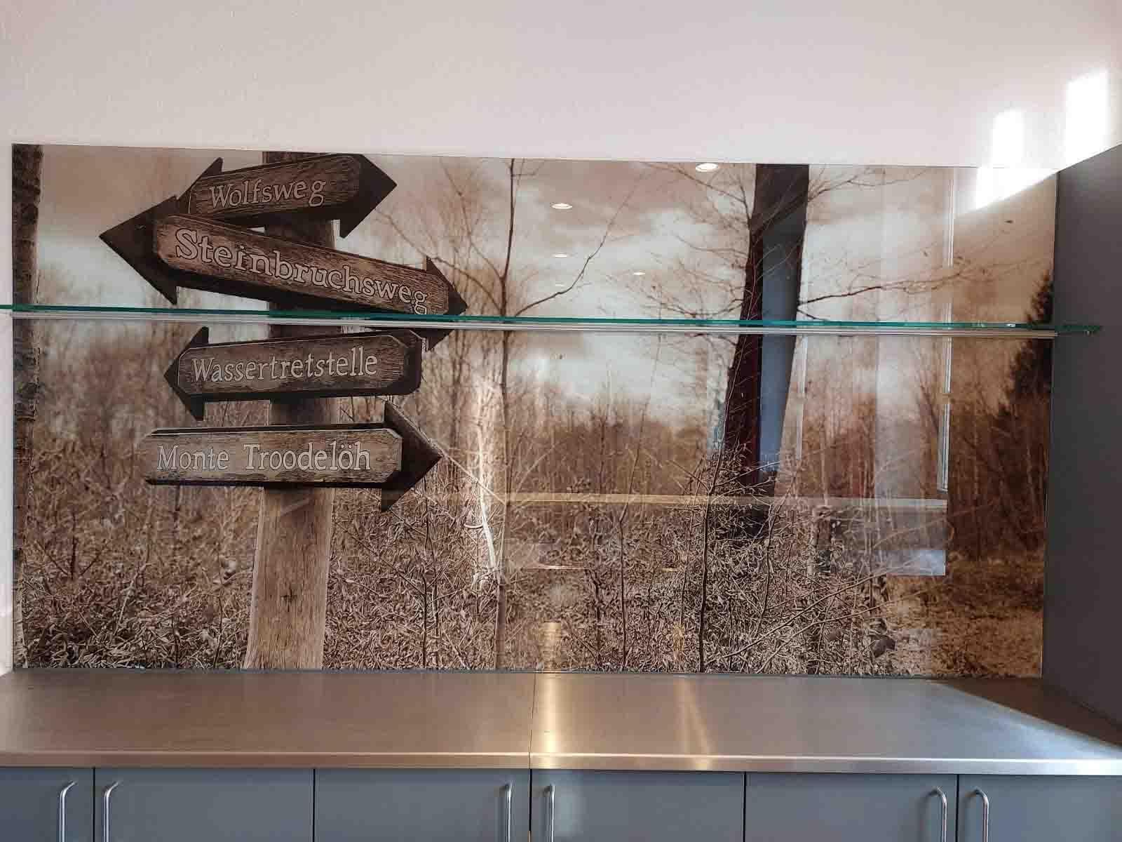 Ein Bild von einem Wald mit Pfeilen, die in verschiedene Richtungen zeigen