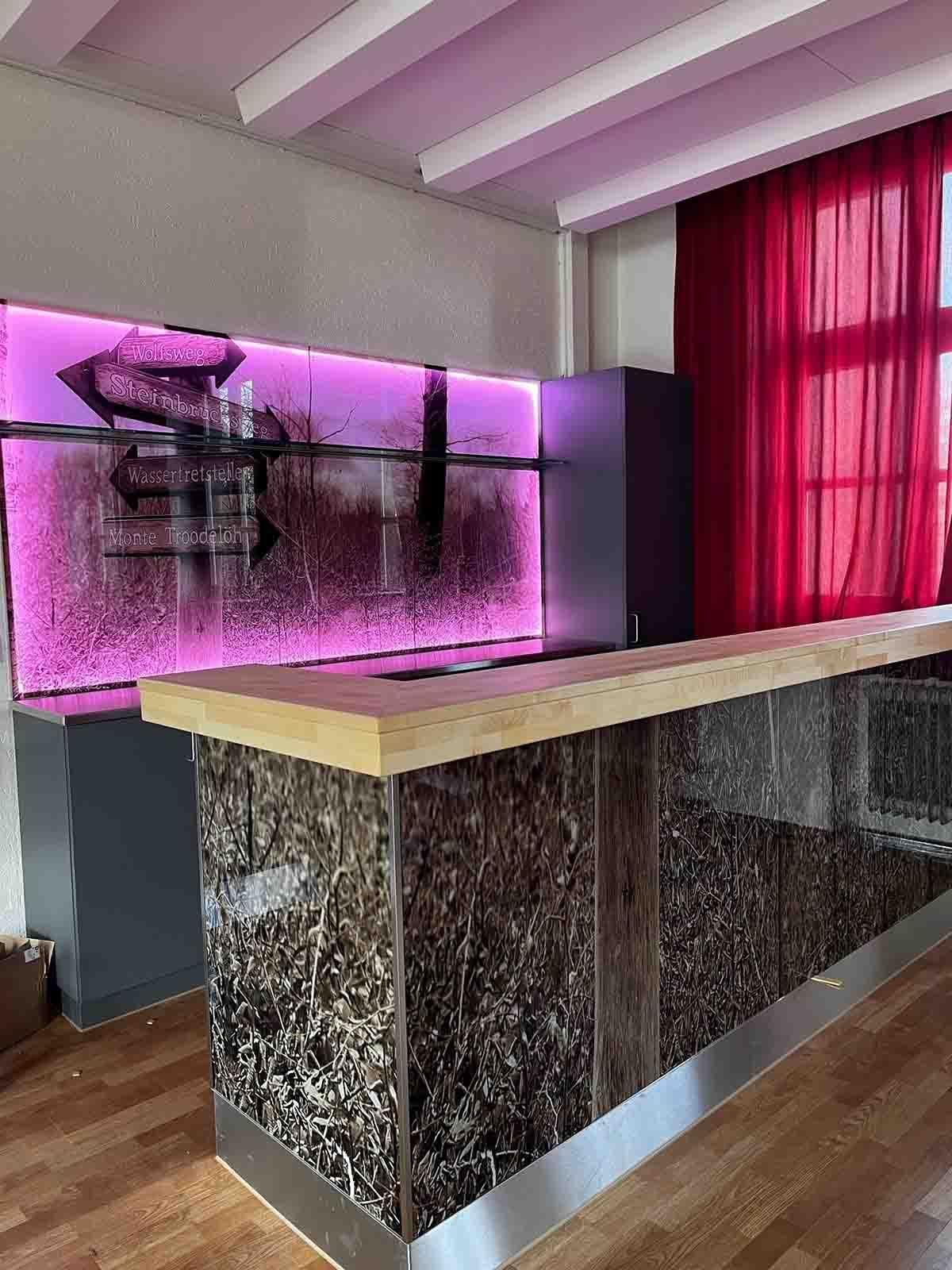 Eine Küche mit Bar und einem Gemälde an der Wand.