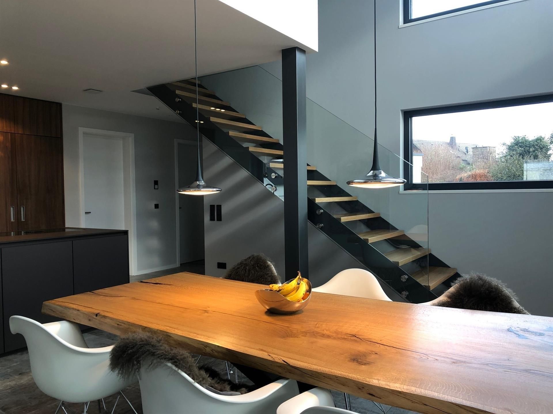 Ein Esstisch mit einer Schale Bananen darauf