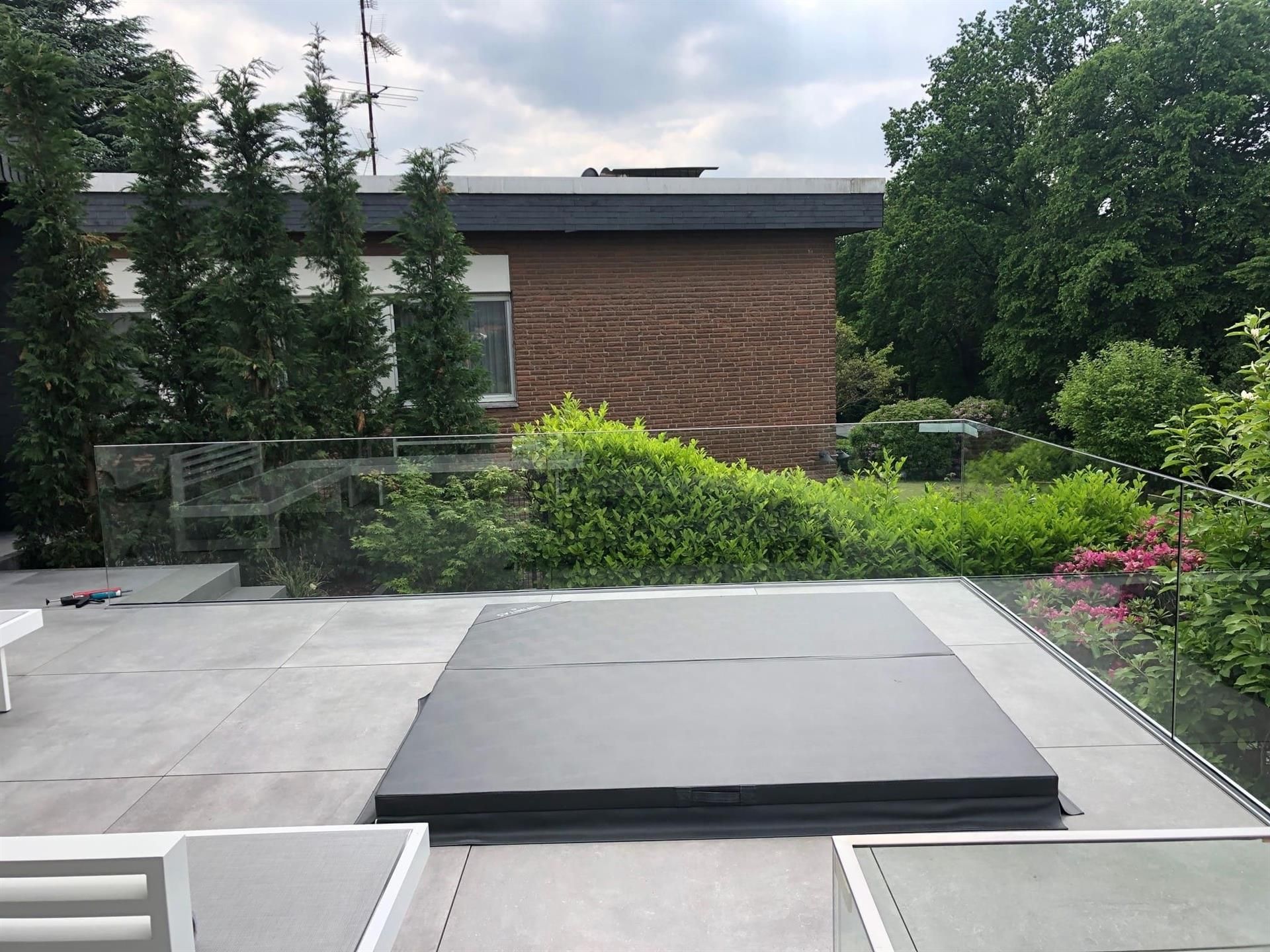 Eine Dachterrasse mit einem großen schwarzen Gegenstand darauf