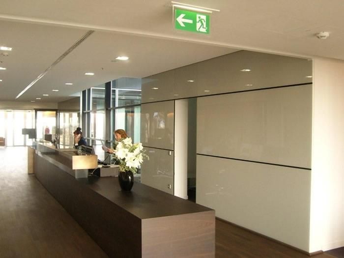 Über der Rezeption befindet sich ein grünes Ausgangsschild