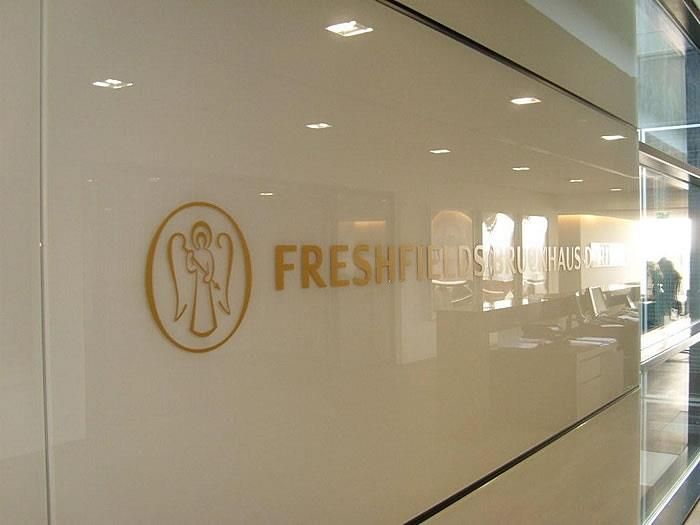 Ein Schild an der Wand mit der Aufschrift „frisch“