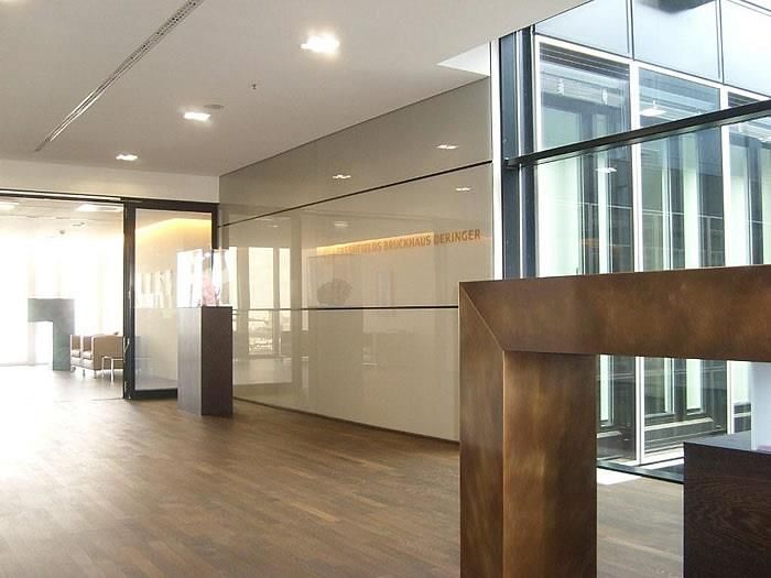 Ein großer Raum mit vielen Fenstern und Holzböden