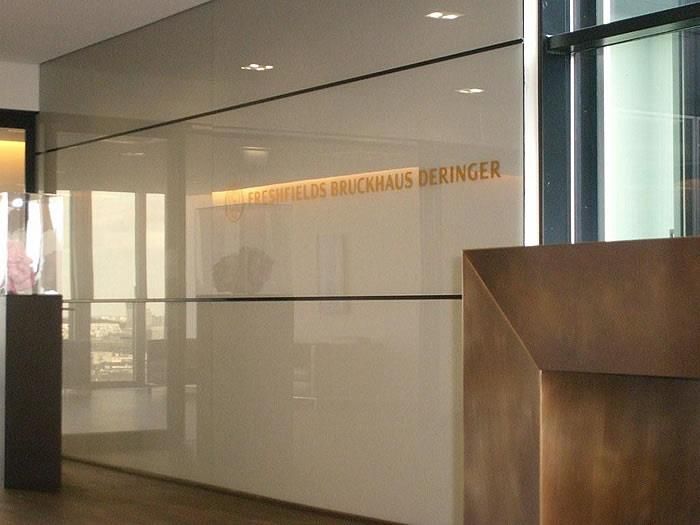 Eine weiße Wand mit dem Wort Deringer darauf