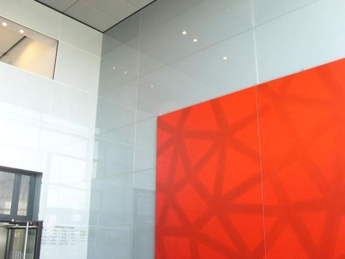 Eine rot-weiße Wand mit einem geometrischen Muster