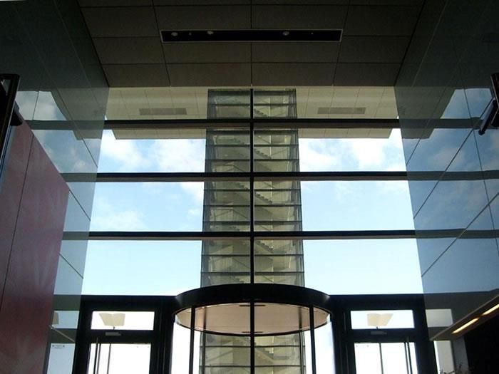 Blick nach oben auf ein Gebäude mit einer Drehtür