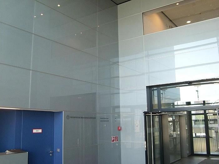 Ein großes Gebäude mit einer blauen Tür und einem Feuerlöscher an der Wand