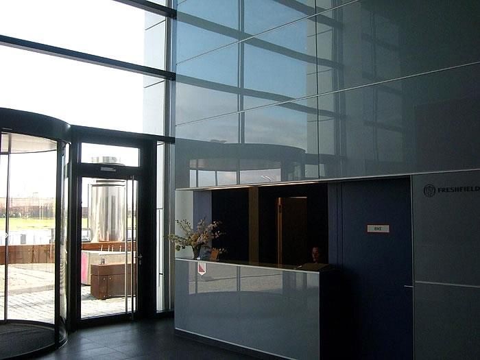 Ein Gebäude mit einem Schild mit der Aufschrift 