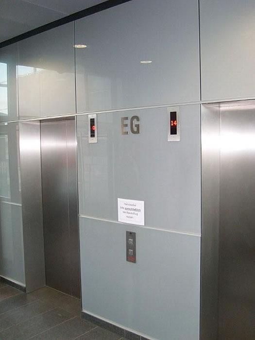 Zwei Aufzüge in einem Gebäude mit den Buchstaben zB an der Wand