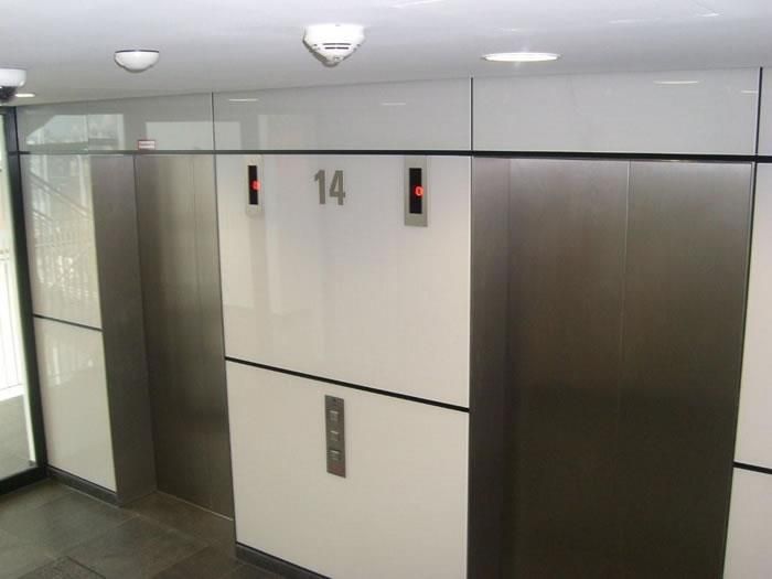 Ein Aufzug mit der Nummer 14 an der Wand