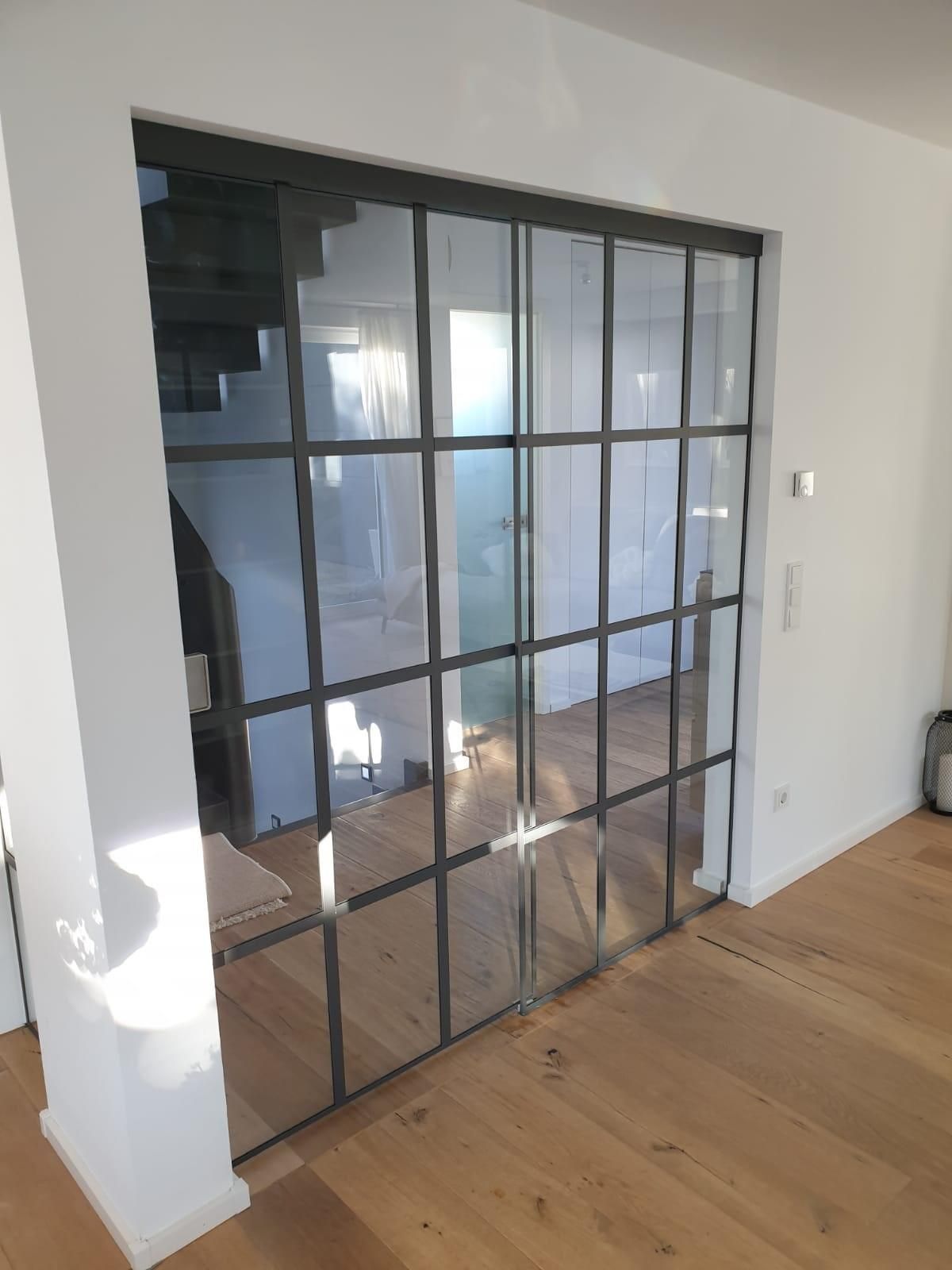 Ein Raum mit einer Glasschiebetür zwischen zwei Räumen