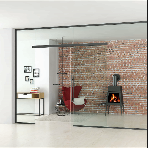 Ein Wohnzimmer mit einem roten Stuhl und einem Kamin