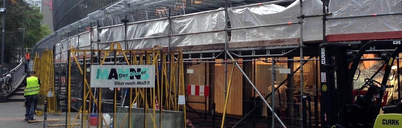 Eine Baustelle mit einem Schild, auf dem steht: „Ich bin