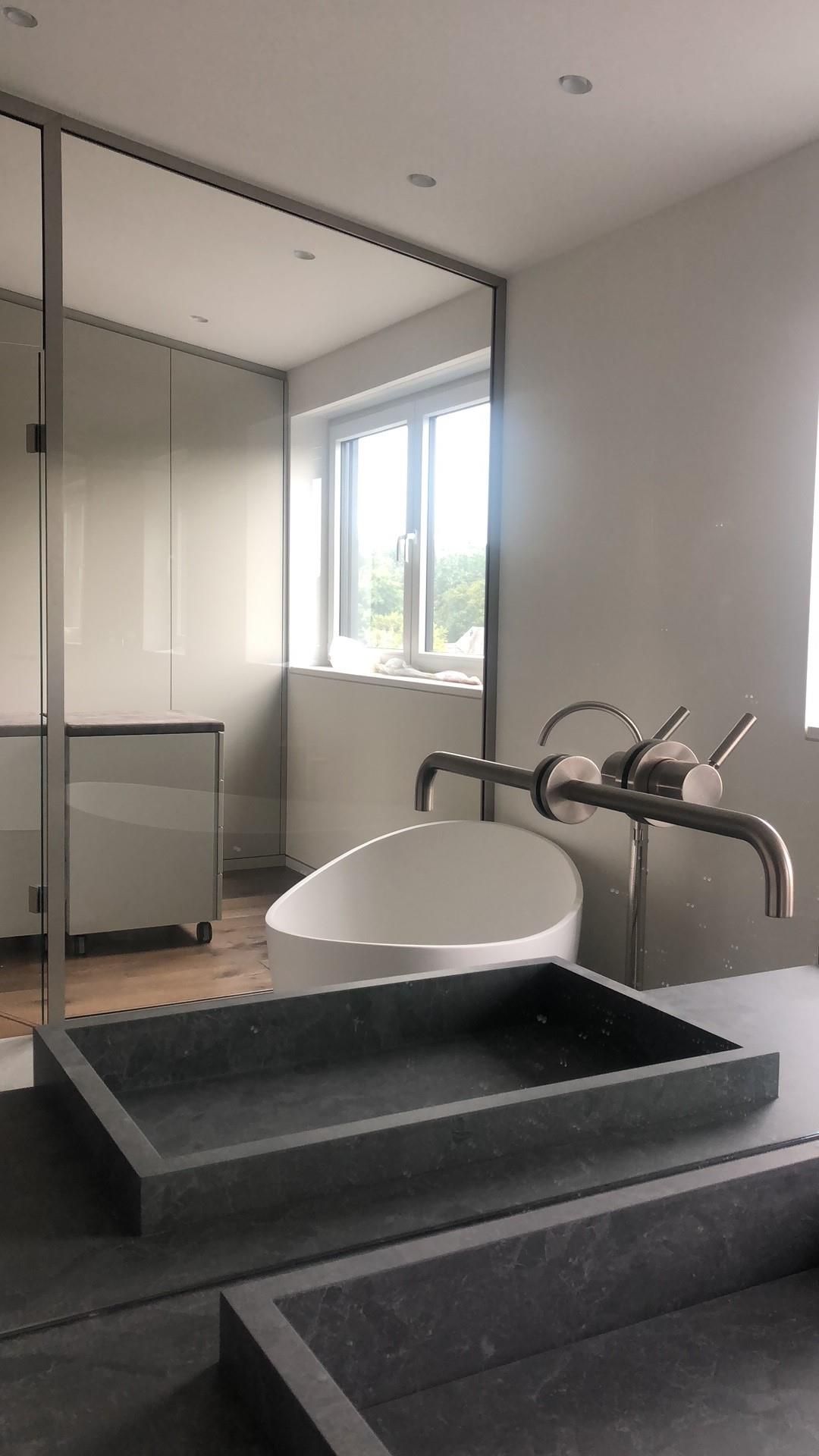 Ein Badezimmer mit zwei Waschbecken und einem großen Spiegel.