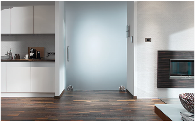 Ein Wohnzimmer mit Glasschiebetür und Kamin