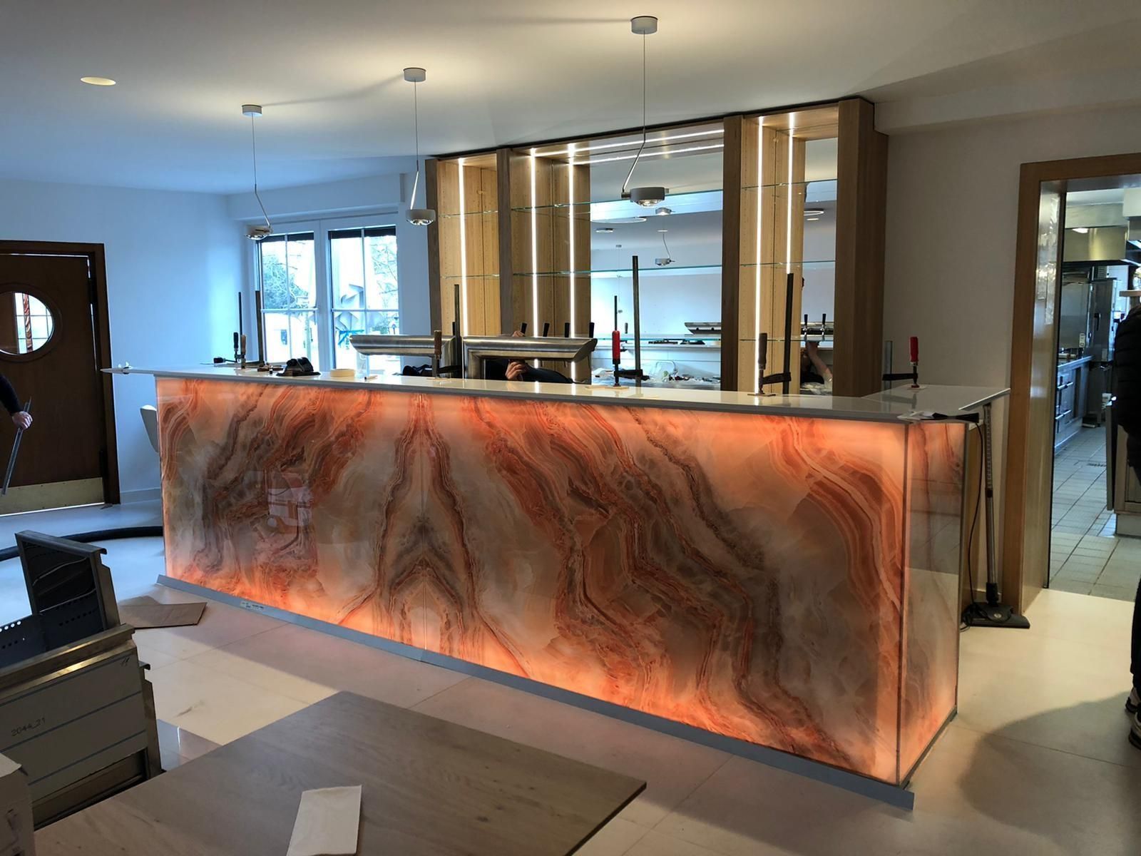 Eine Marmortheke in einem Raum mit dem Buchstaben P auf der Tür