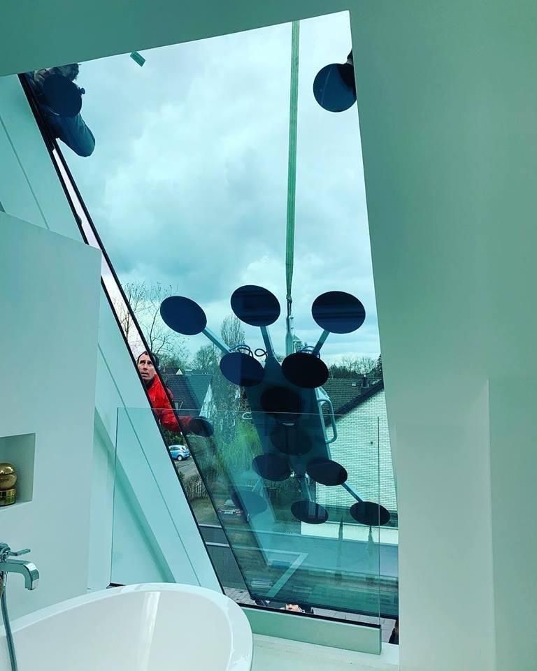 Ein Badezimmer mit großem Fenster und Waschbecken