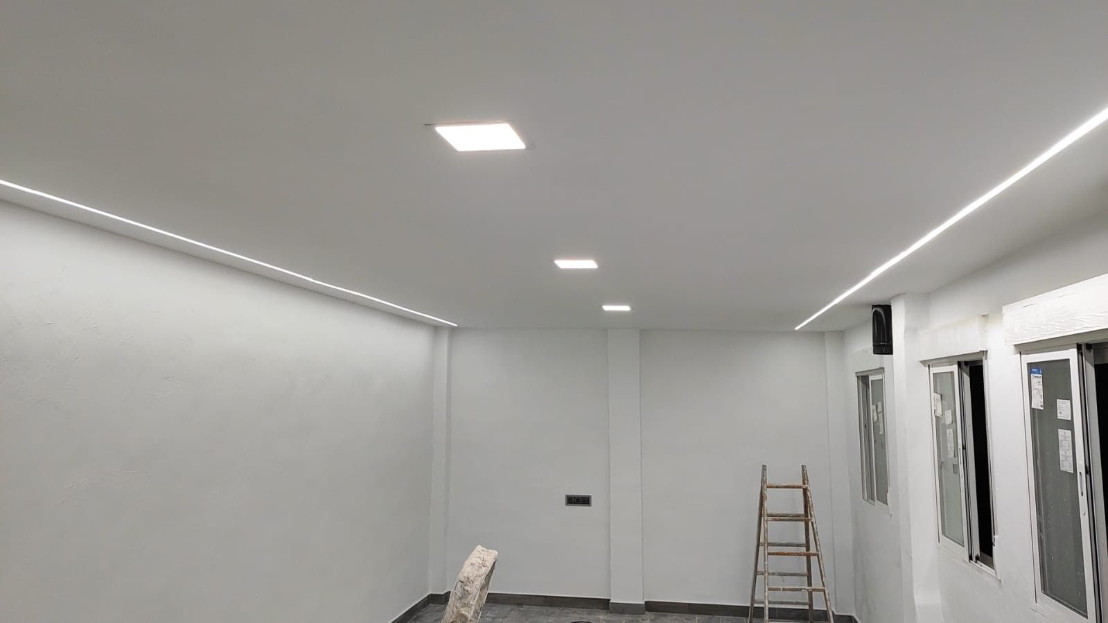 Hay una escalera en el medio de la habitación.