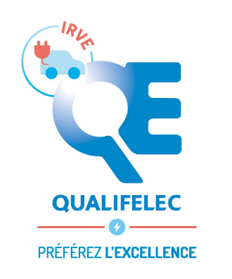 Logo de Qualifelec, comportant un monogramme bleu « QE », une icône de voiture en charge et le texte « PRÉFÉREZ L'EXCELLENCE ».