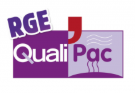 Un logo violet et blanc pour RGE QualiPac, orné de lignes ondulées stylisées et d'icônes de vapeur.