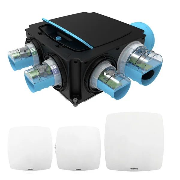 Un boîtier de ventilation multi-orifices avec raccords bleu clair, présenté au-dessus de trois grilles d'aération carrées blanches.